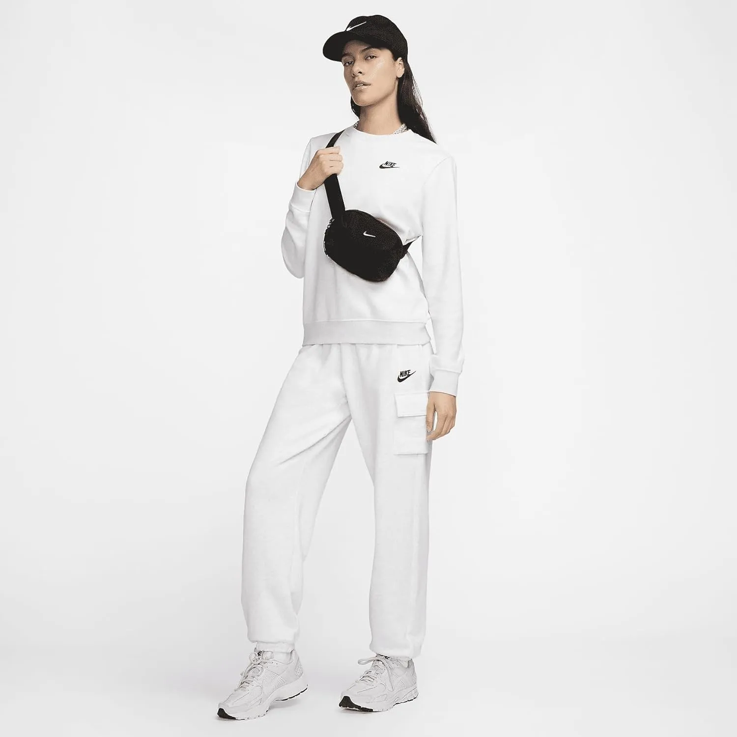 Nike Women's Sportswear Club Fleece Mid-Rise Oversized Cargo Sweatpants