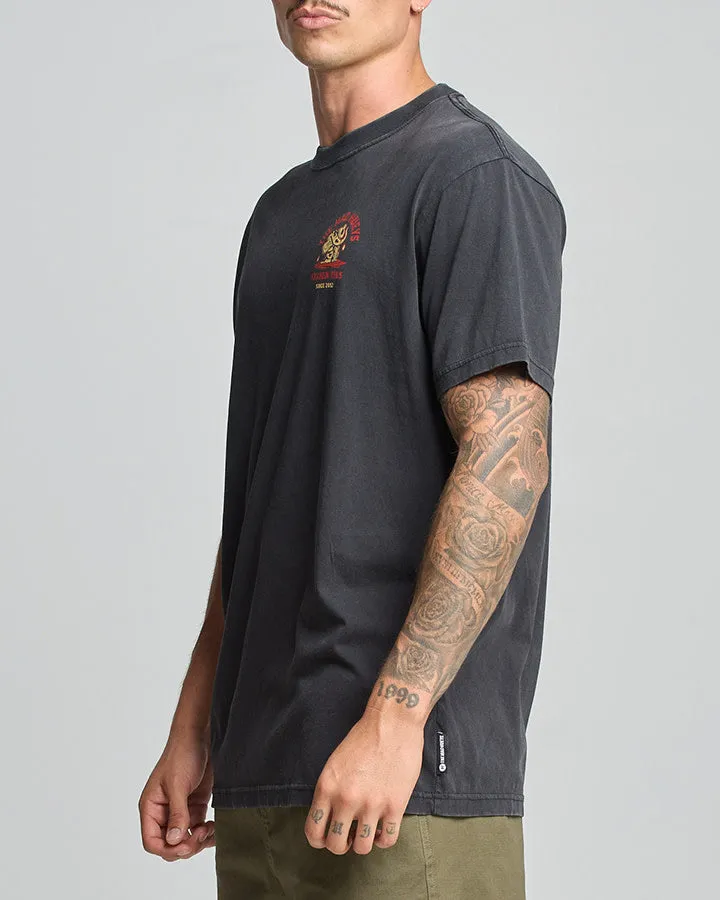 The Mad Hueys Kraken Tins Tee - Washed Black